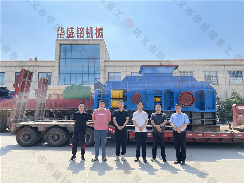 破碎河卵石用什么機(jī)器？能用大型對(duì)輥破碎機(jī)嗎？